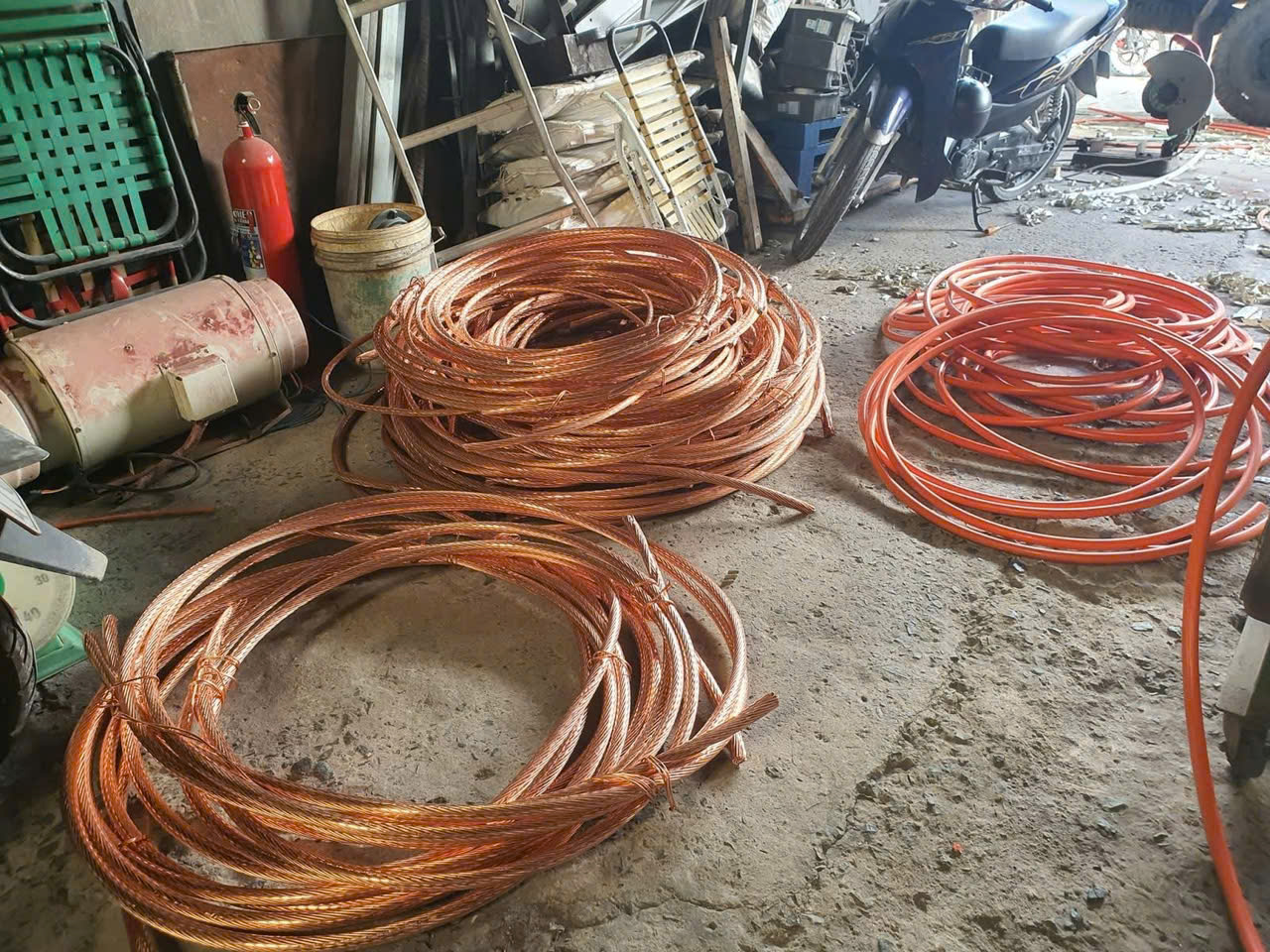 Dây cáp đồng cũ còn vỏ và đã bóc vỏ
