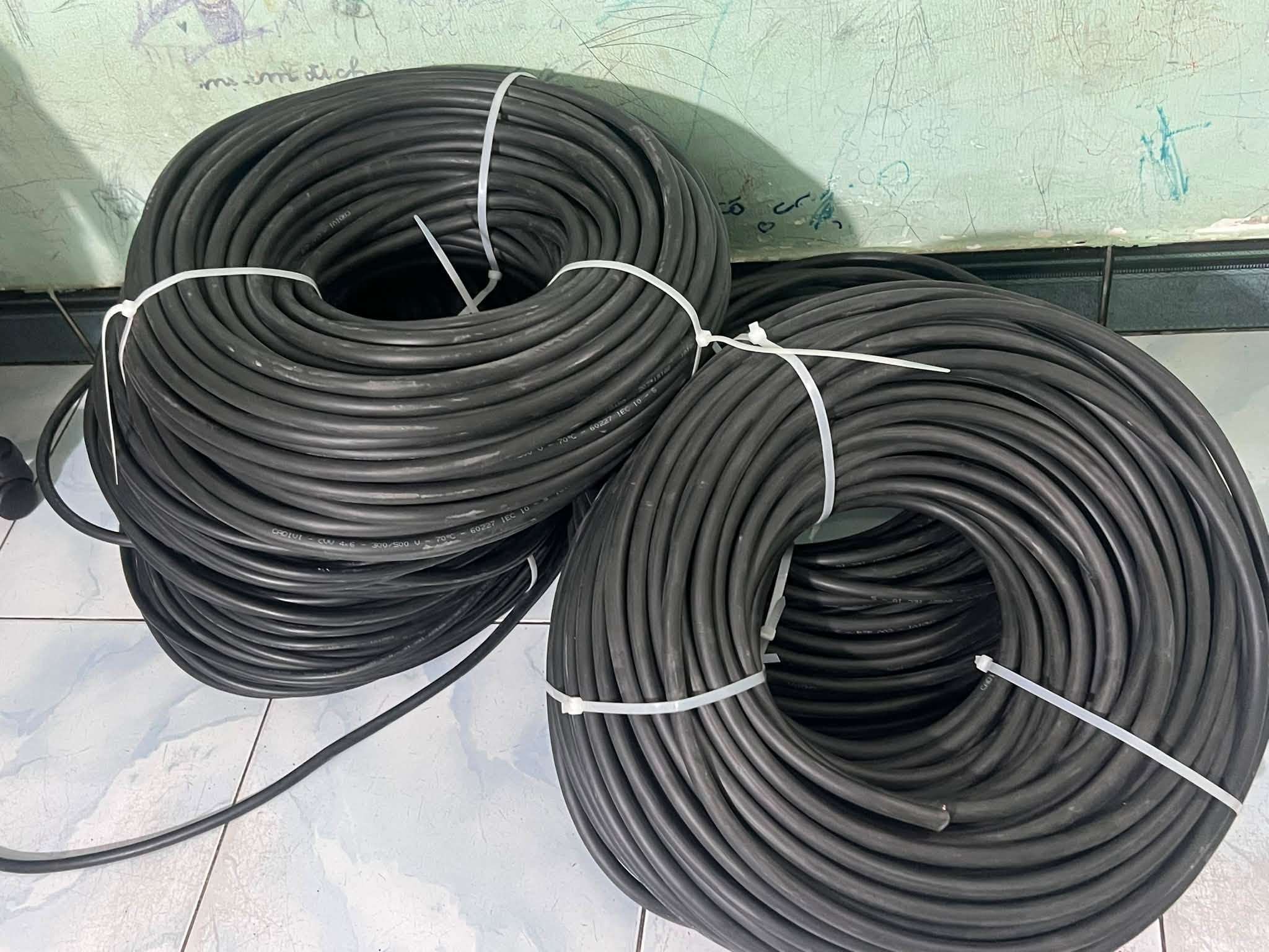 Dây cáp đồng cũ tháo dỡ từ công trình tại Hà Nội