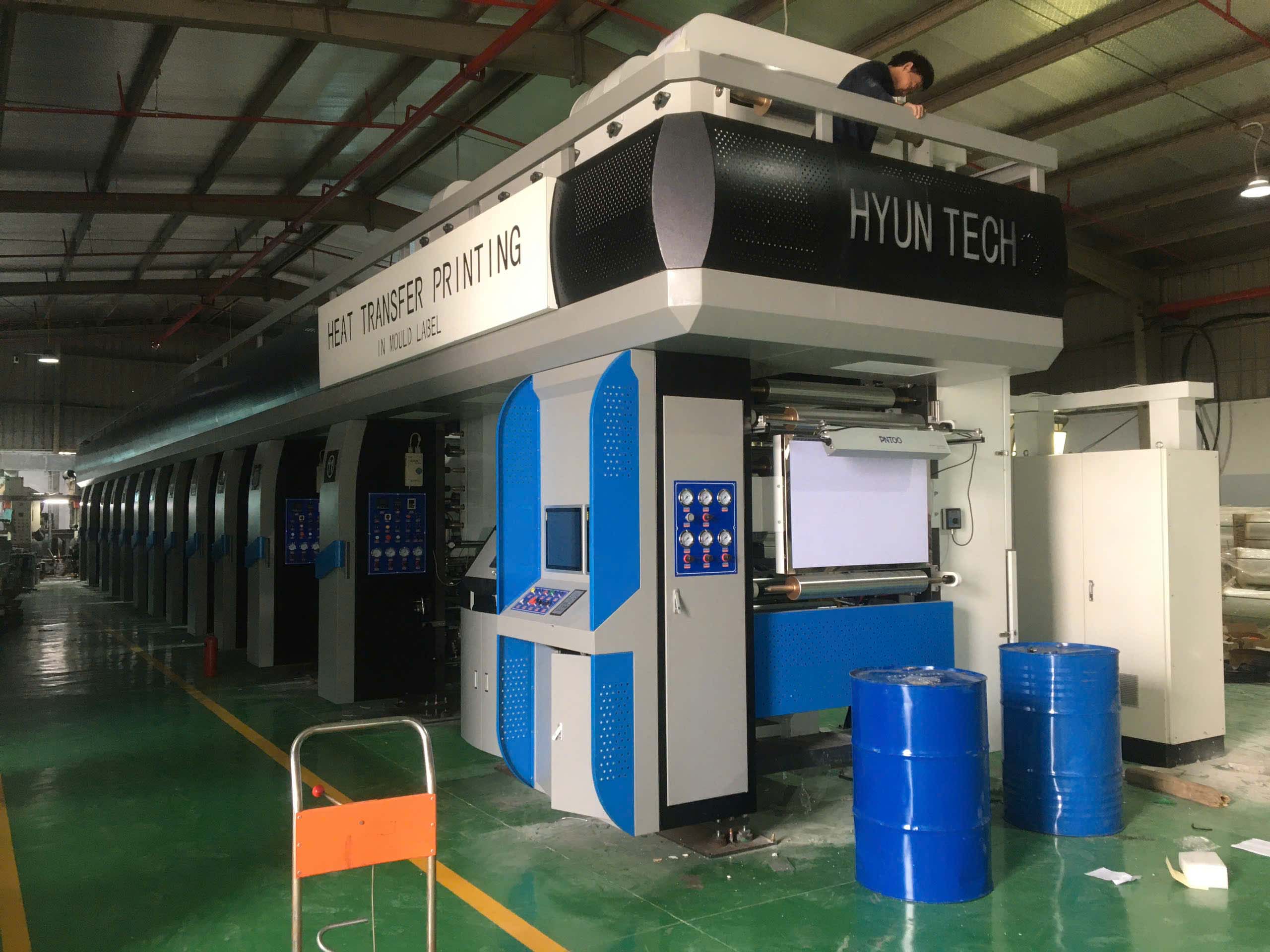 Xưởng in công nghiệp, khu vực máy in hoặc các cuộn film dùng trong ngành in.